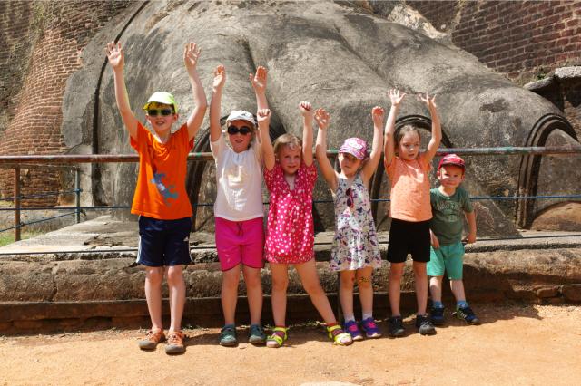 Oslava po zdarnom zdolaní 183 m vysokého brala v Sigiriya.
foto