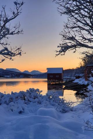 Vidiecke ticho a slnko, ktoré nevychádza za obzor.
foto: Zuzana