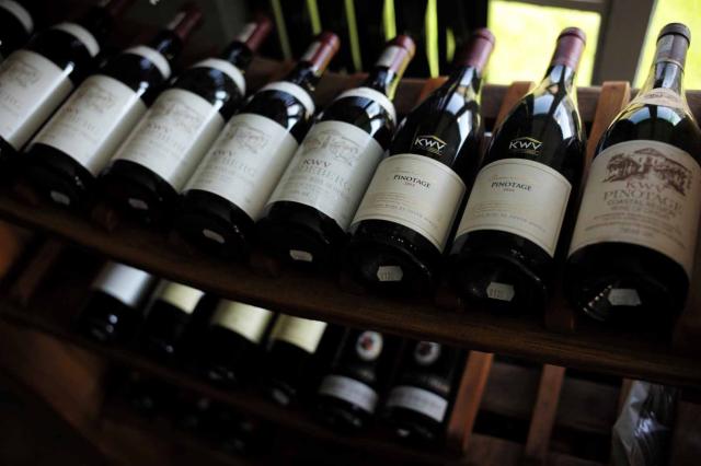 Rodičia ochutnajú sortu Pinotage, typickú pre Juhoafrickú repub