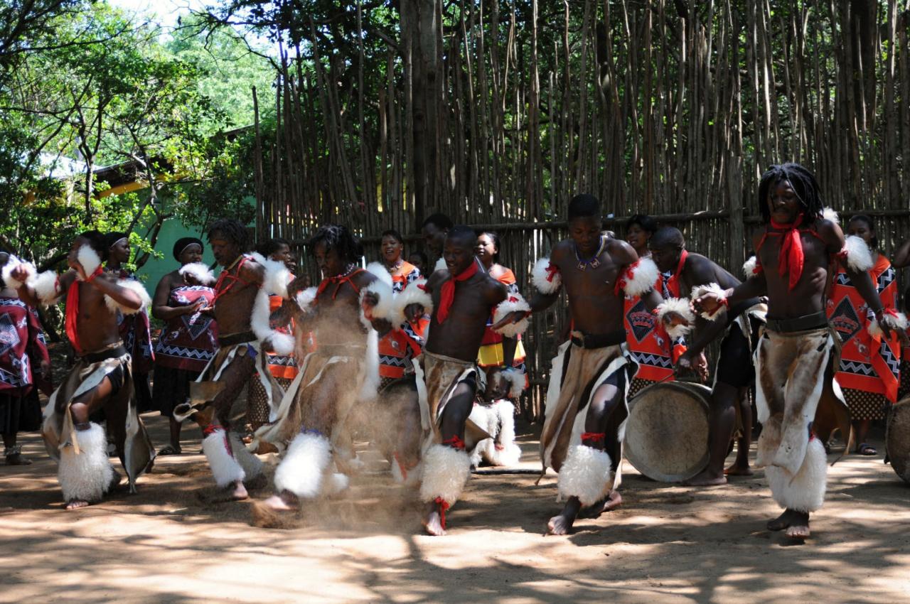 Vystúpenie tradičnej skupiny v Mantenga cultural village je jed