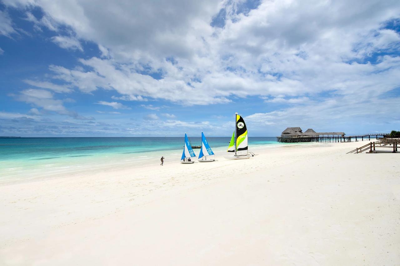 Zanzibar láka turistov svojimi nádhernými plážami s bielym pies