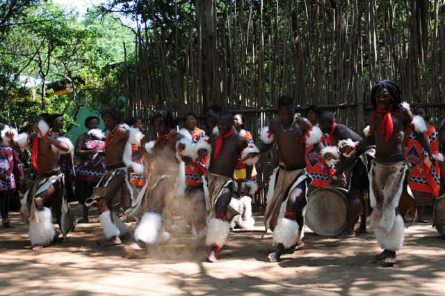 Vystúpenie tradičnej skupiny v Mantenga cultural village je jed