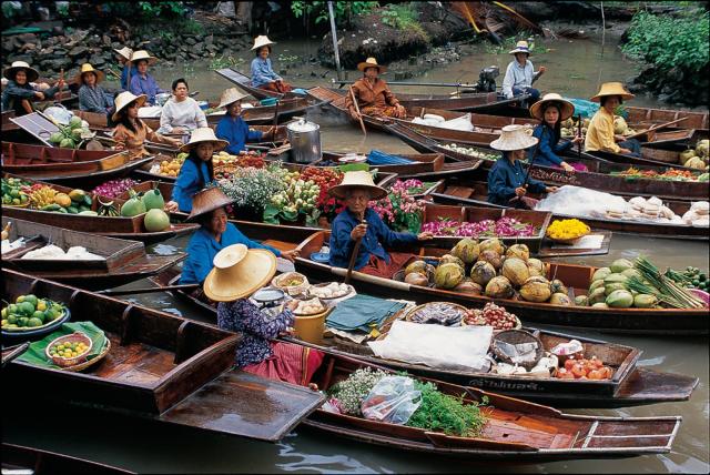 Autentické plávajúce trhy sú 100km od Bangkoku. Túto fotografiu