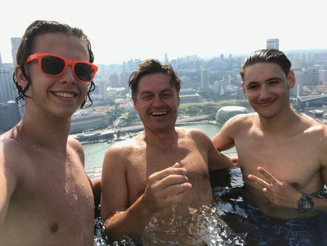 Posledná fotografia pred odletom domov. Bazén na streche Marina