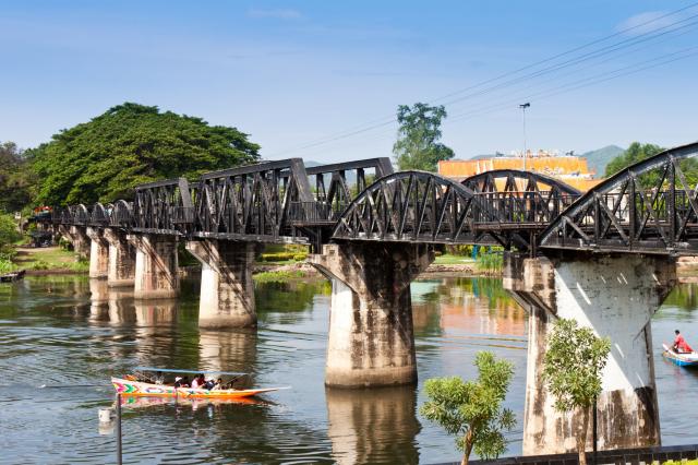 Slávny most cez rieku Kwai v thajskom Kanchanaburi