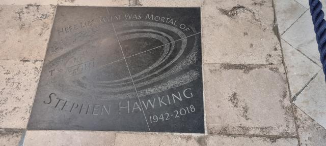 Legendárny fyzik, Stephen Hawking bol po smrti spopolnený a jeh