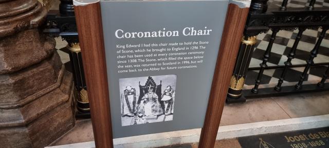 Korunovačné kreslo sa nachádza neustále vo Westminsterskom opát