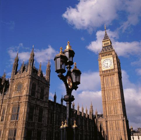 Zvonica Big Ben a za ňou Victoria Tower. Vo Victoria Tower bol 