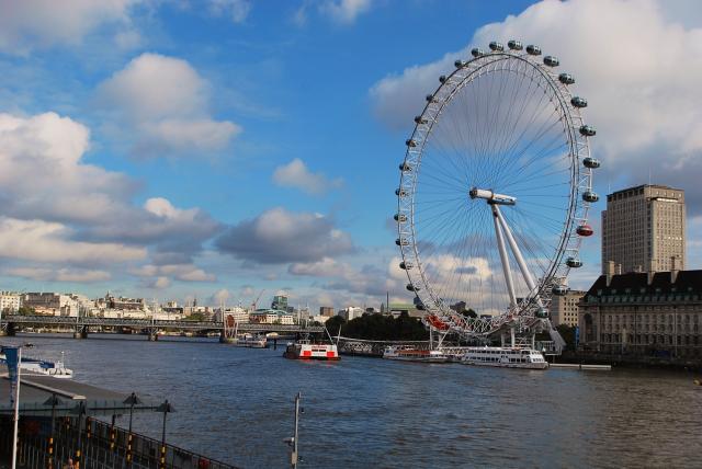 Obľúbená atrakcia, London Eye a v pozadí sídlo spoločnosti Shel