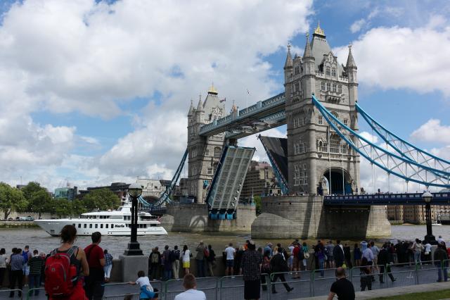 Otvárajúci sa Tower bridge. Most sa otvára len pár krát do dňa 