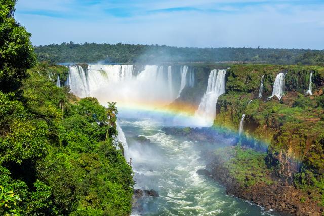 Vodopády Iguazú na argentínsko-brazílskej hranici. Otvára sa ná
