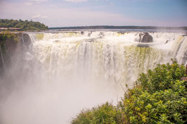 Vodopády Iguazú na argentínsko-brazílskej hranici. Otvára sa ná