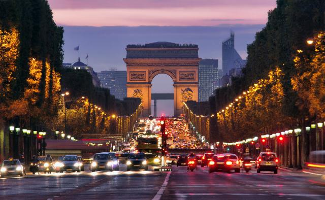 Najslávnejšiu nákupnú ulicu Paríža zdobí Víťazný oblúk, ktorý s