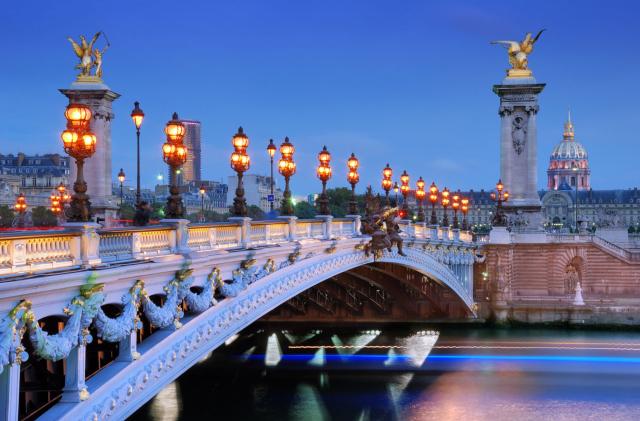 Parížska Seina preteká mestom a najkrajšie sa pozoruje z jednéh