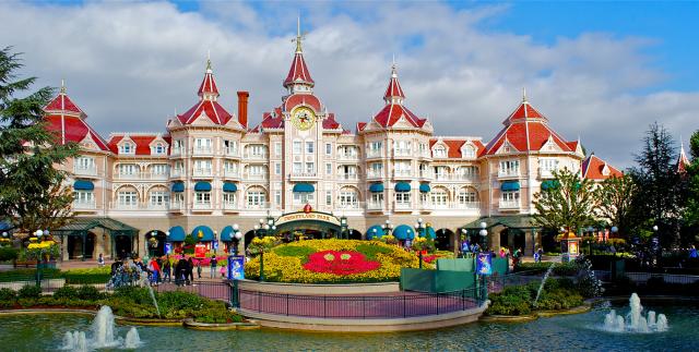 Vstup do Disneylandu tvorí impozantný päťhviezdičkový Hotel Dis
