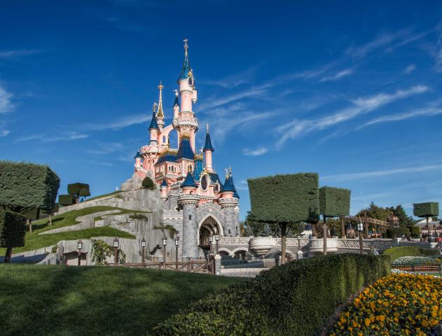 Zámok Šípkovej Ruženky je jednou z najväčších dominánt Disneyla