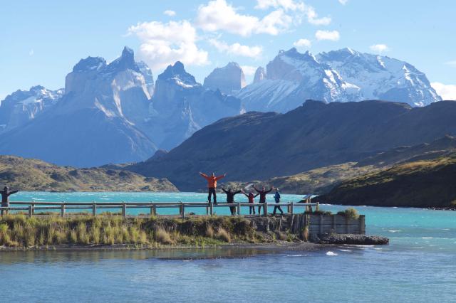 Belasé jazerá a mohutné hory, Chile. V rozsiahlom národnom park