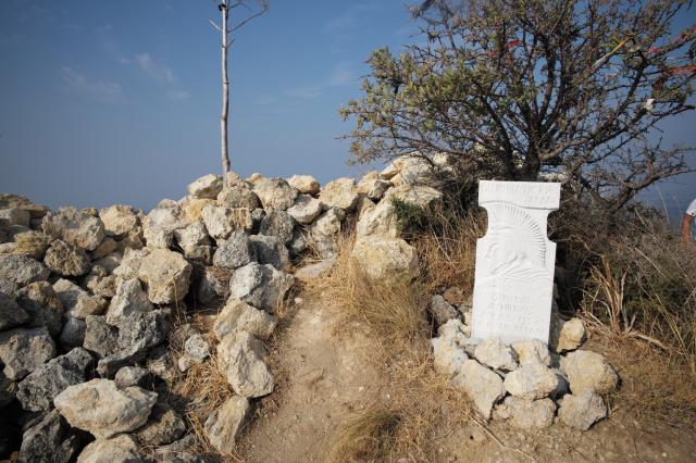„Je to veľké klamstvo, Achilles, Ty si nezomrel, lebo hrdinovia