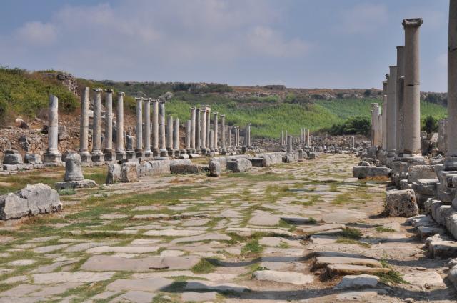 Perge má svoju starovekú atmosféru a keď sa tu ocitneme, obklop