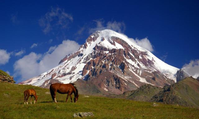 Krása mohutného Kazbegu na ktorom mal byť podľa legendy prikova