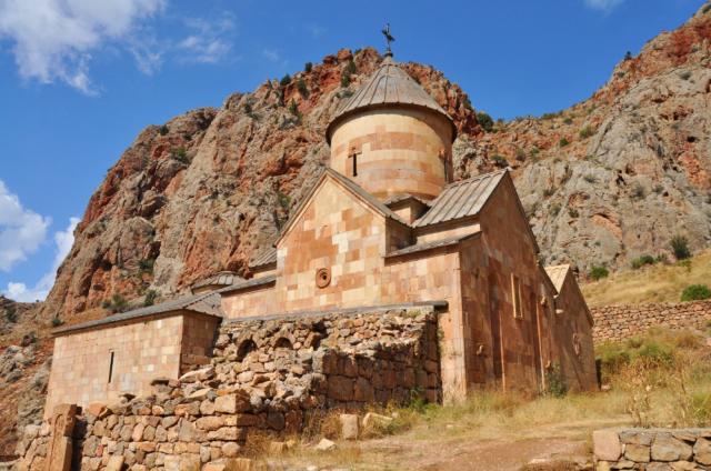 Noravank má unikátnu polohu pod ostrými štítmi a na svojej fasá