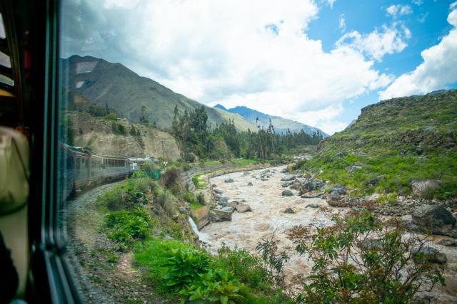 Opýtajte sa na miesta pri okne s výhľadom na Urubambu. foto: Ľu