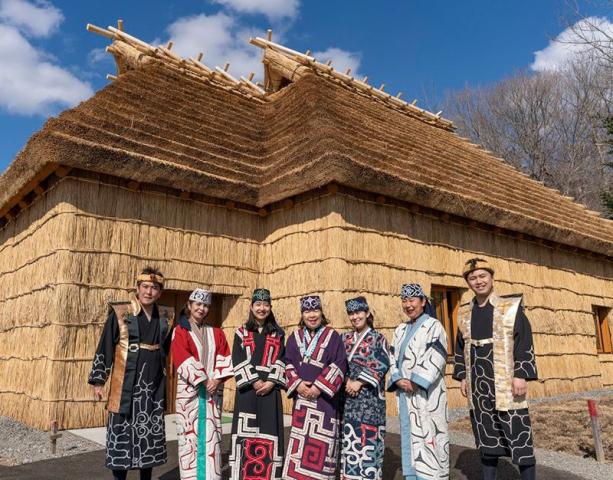 Pôvodní obyvatelia Japonska.
foto:  archív
