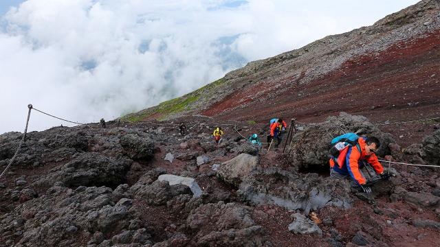 Dnes pokoríme svätú horu Fuji, ktorej výška je 3776 m.n.m..
Fot