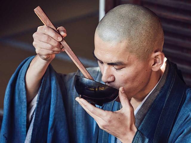 V bývalom hlavnom meste Kyoto budeme obedovať spolu s mníchmi.
