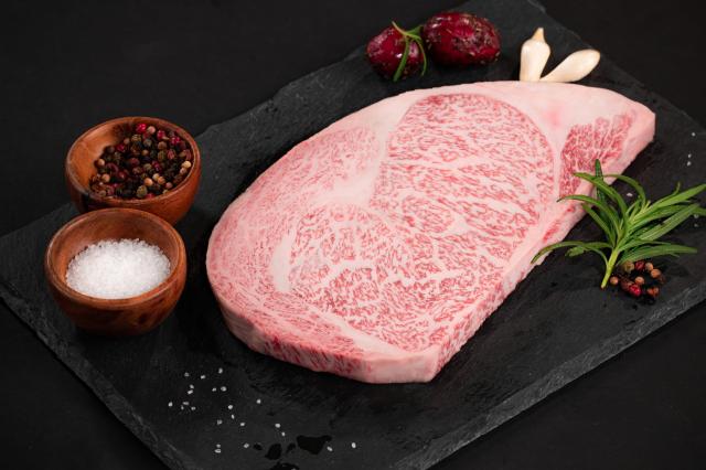 Elegantná večera v luxusnej reštaurácii, kde ochutnáme najznáme