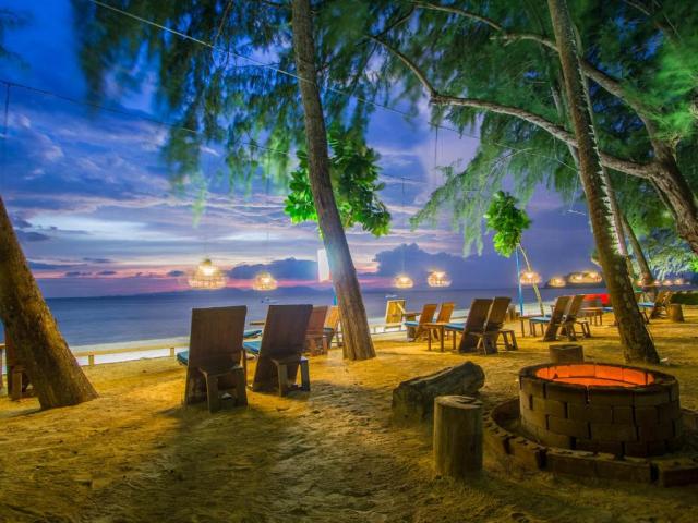 Doprajte si exotickú večernú seansu pri šume mora. foto: Dusit 