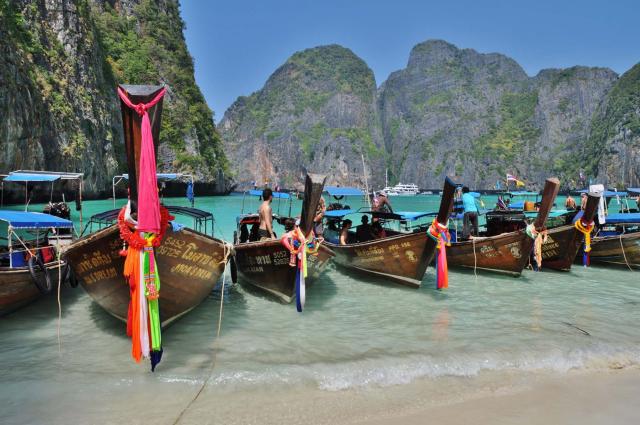 Tradičné loďky na pláži Maya Bay