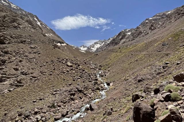 Jabal Toubkal sa nám ukazuje a pomaly je bližšie a bližšie. Fot