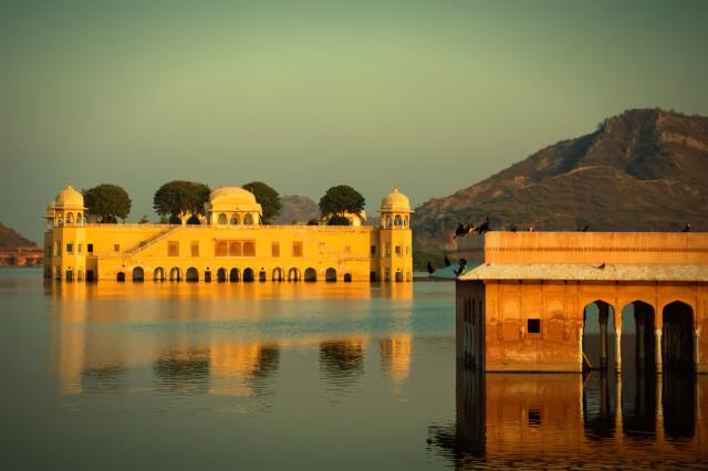 Orientálny palác Jal Mahal v červenom Džajpure