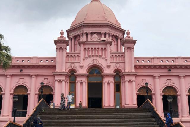 Ahsan Manzil je palác, ktorý slúžil ako sídlo Nawaba z Dháky. T