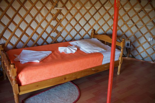 Prvá jurta je luxusná a sprcha má teplú vodu. Plná penzia v cen