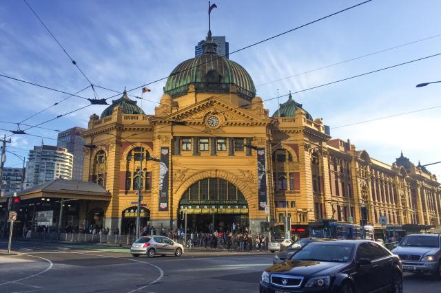 Historická budova stanice na Flinders street priamo uprostred c