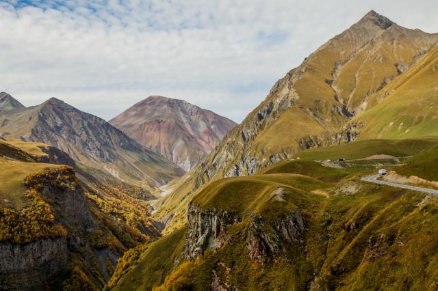 Vojenská cesta sa kľukatí kaukazskými priesmykmi. foto:  archív