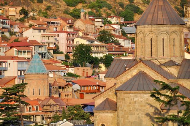 Romantika starého Tbilisi je pretkaná kláštormi, vežami, zvonic