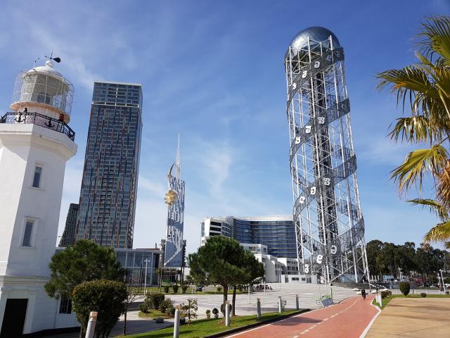 Batumi má miestami priam futuristické črty a v Gruzínsku rozhod