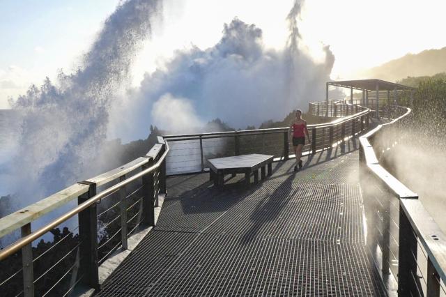 Prejdeme sa popri blowholes a necháme sa zmáčať oceánskou vodou