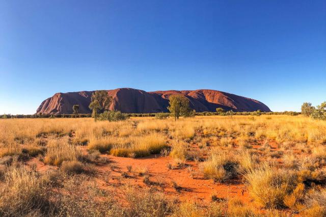 Počkáme si, pokiaľ slnko nezapadne úplne. Až vtedy nám Uluru uk