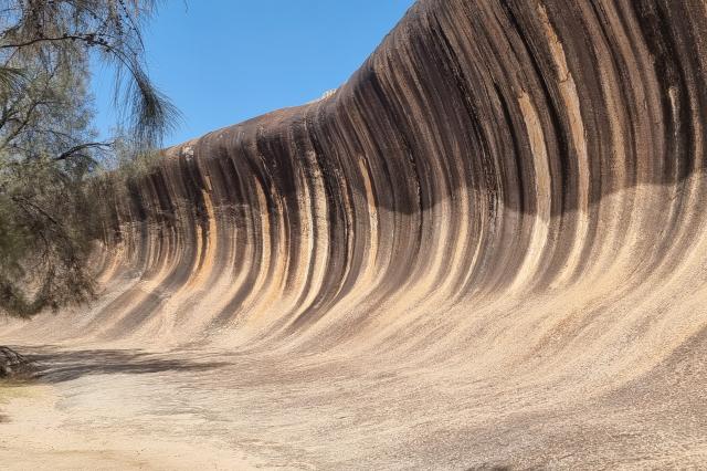 Wave rock je kamenná formácia, ktorá naozaj pripomína prevaľujú