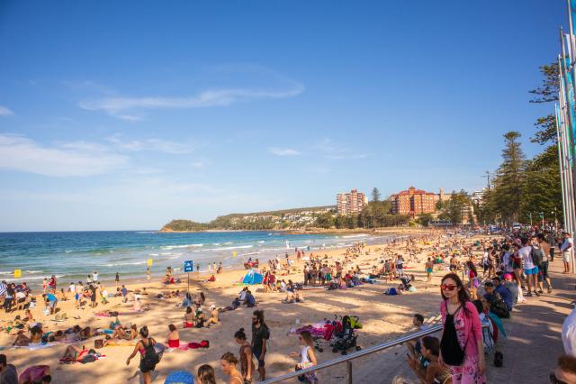 Manly beach je známa svojou uvoľnenou atmosférou, množstvom bar