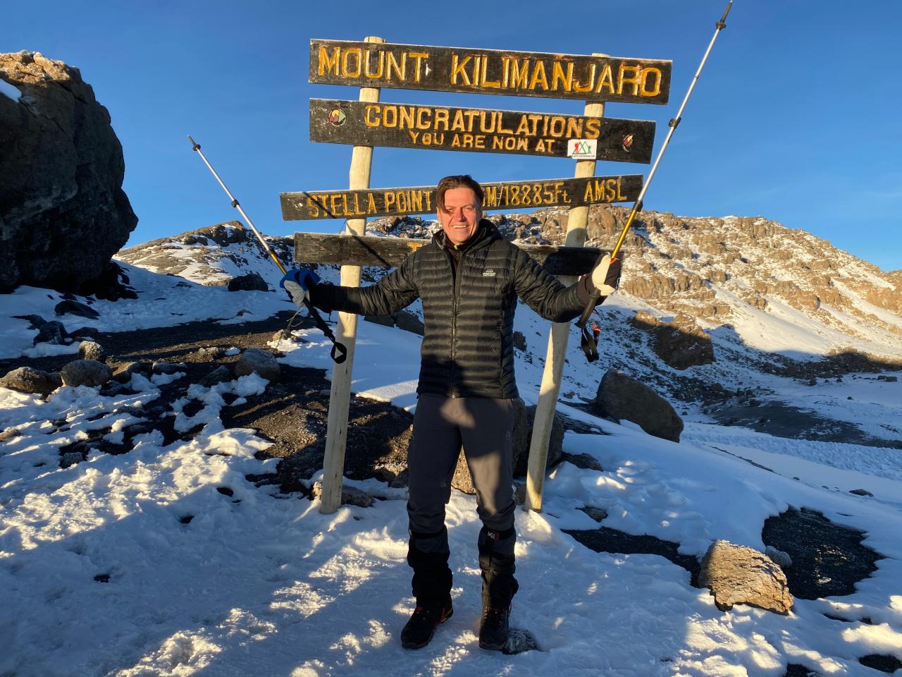 Fotografia s druhou tabuľou "Kilimanjaro congratulations". No t