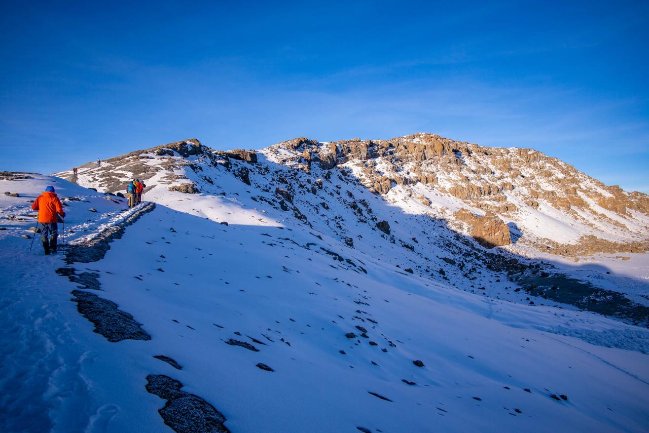 Vľavo Mawenzi a pred nami Uhuru Peak. Zo Stella Pointu z výšky