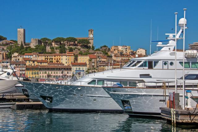 Obchodíky so syrmi a vínami v centre Cannes. Na chvíľu vypnime 