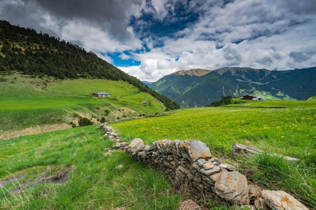 Andorra je učupená medzi mohutnými masívmi Pyrenejí.  Foto:  Ar