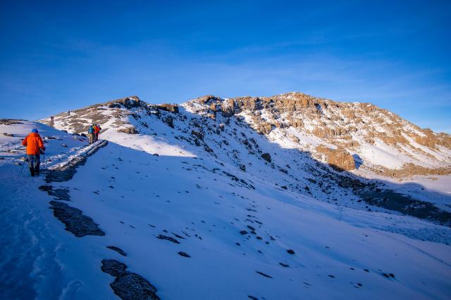 Vľavo Mawenzi a pred nami Uhuru Peak. Zo Stella Pointu z výšky 