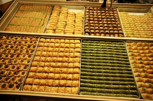 Ako zákusok baklavu. Čerstvá baklava priamo z trúby a k tomu zm